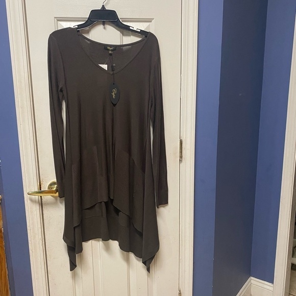 Cupio
Long Sleeve Exaggerated High Low Sweater light weight v-neck soft tunic - Picture 2 of 8